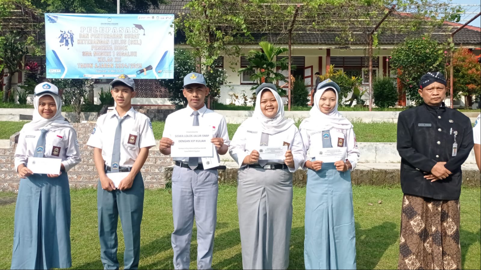 Perpisahan, 5 Siswa Dhuafa SMAN 1 Sigaluh Terima Bantuan Biaya Kuliah